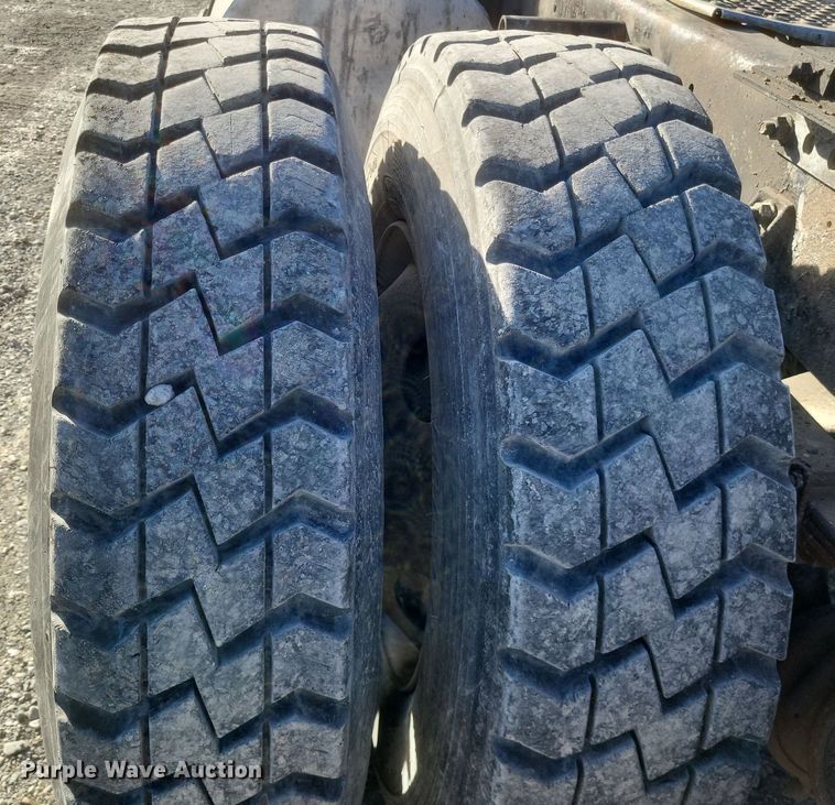 image for item MI9864 1991 International F-8100  semi truck