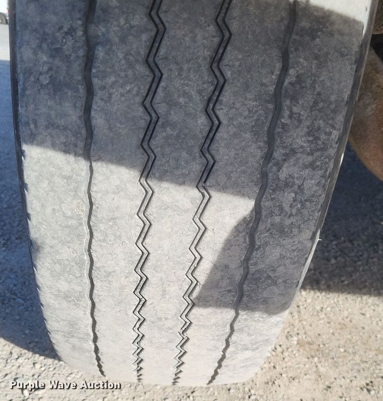 image for item MI9864 1991 International F-8100  semi truck