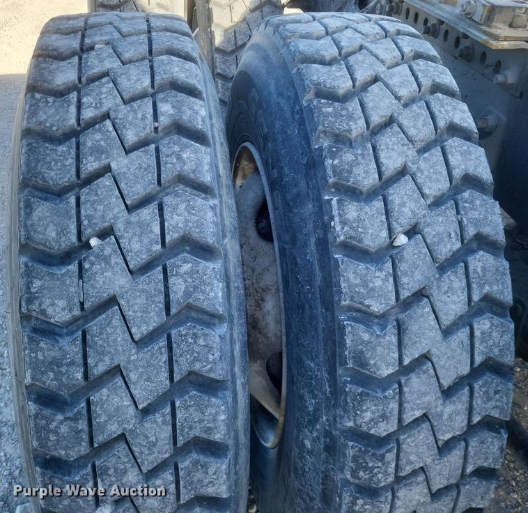 image for item MI9864 1991 International F-8100  semi truck