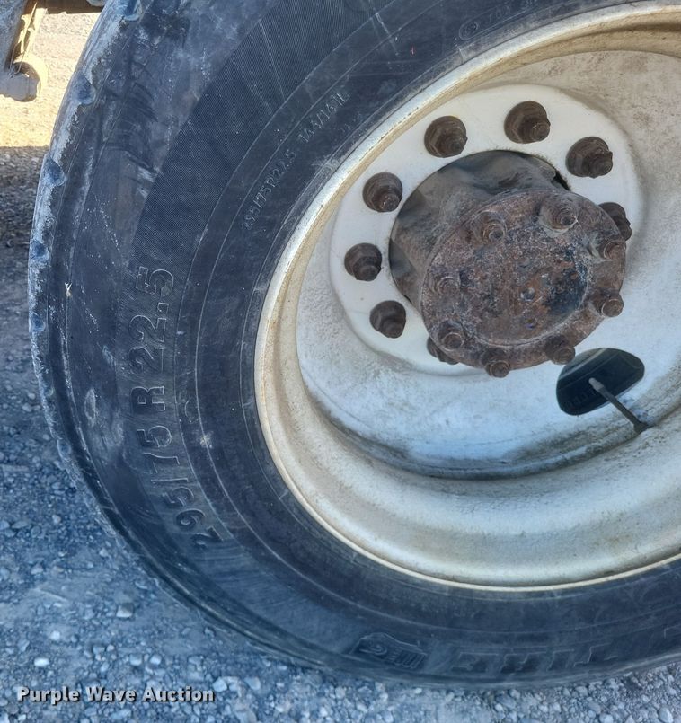 image for item MI9864 1991 International F-8100  semi truck