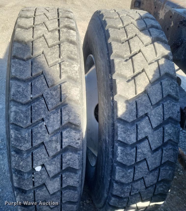 image for item MI9864 1991 International F-8100  semi truck