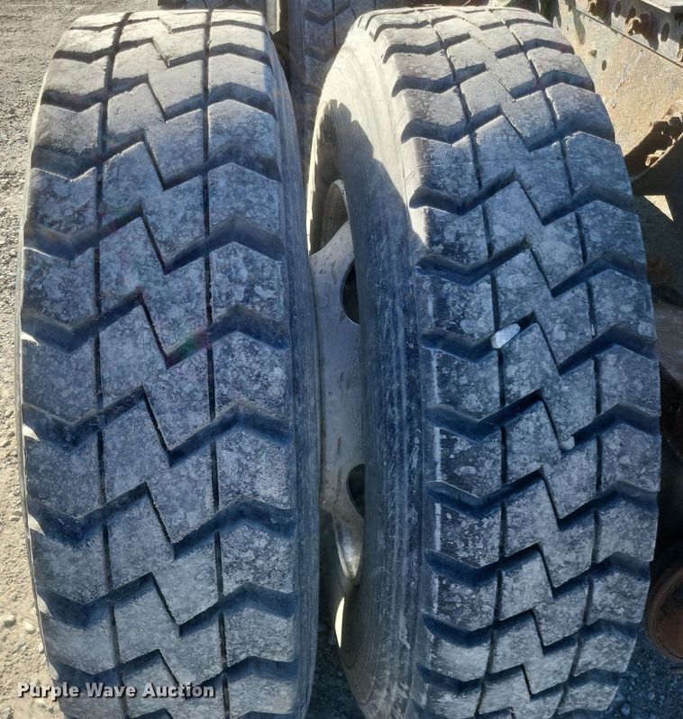 image for item MI9864 1991 International F-8100  semi truck