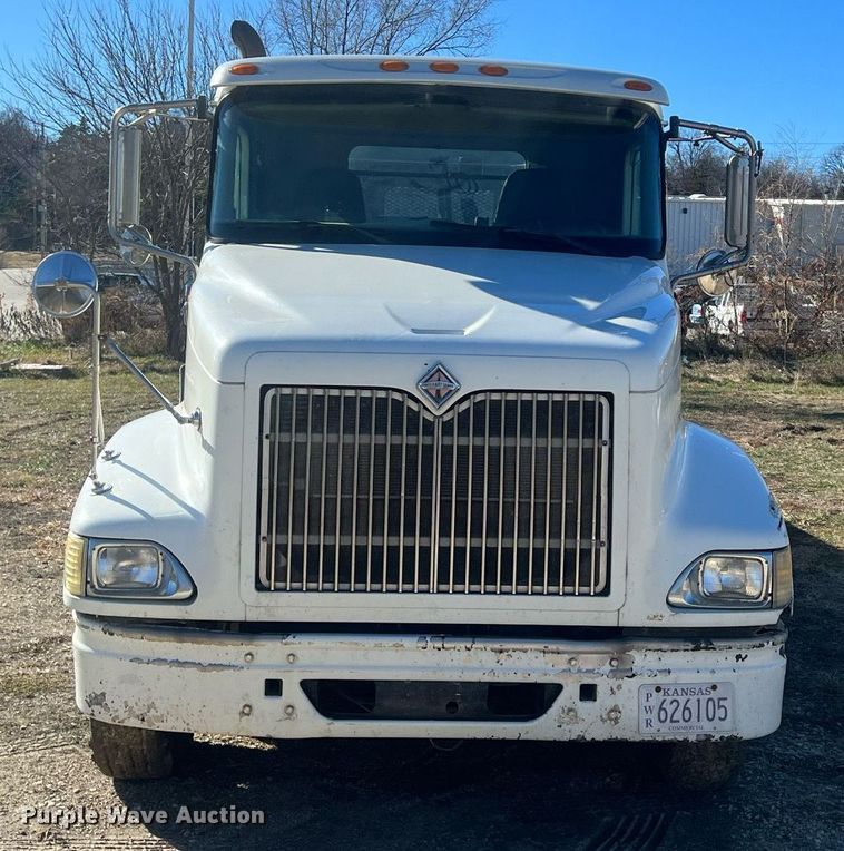 image for item NN9325 2007 International 9200i  semi truck