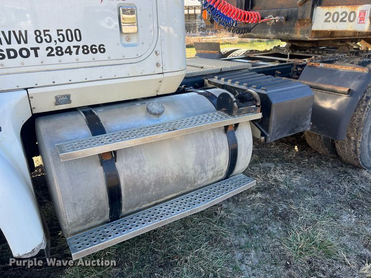 image for item NN9325 2007 International 9200i  semi truck