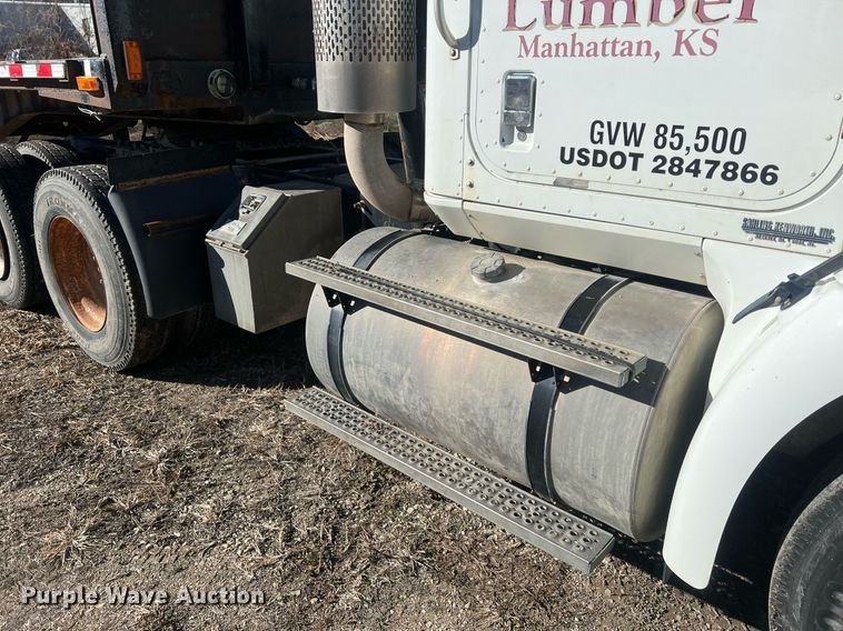 image for item NN9325 2007 International 9200i  semi truck