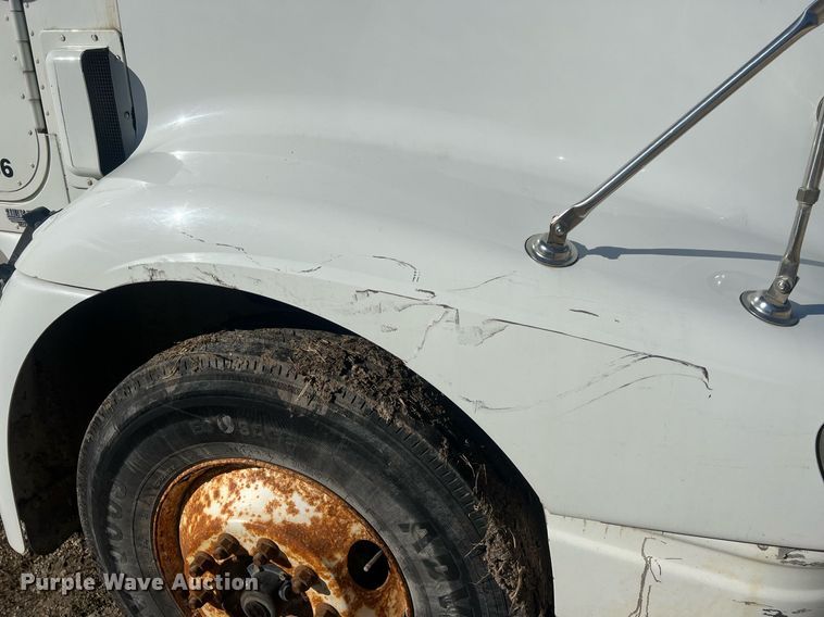 image for item NN9325 2007 International 9200i  semi truck