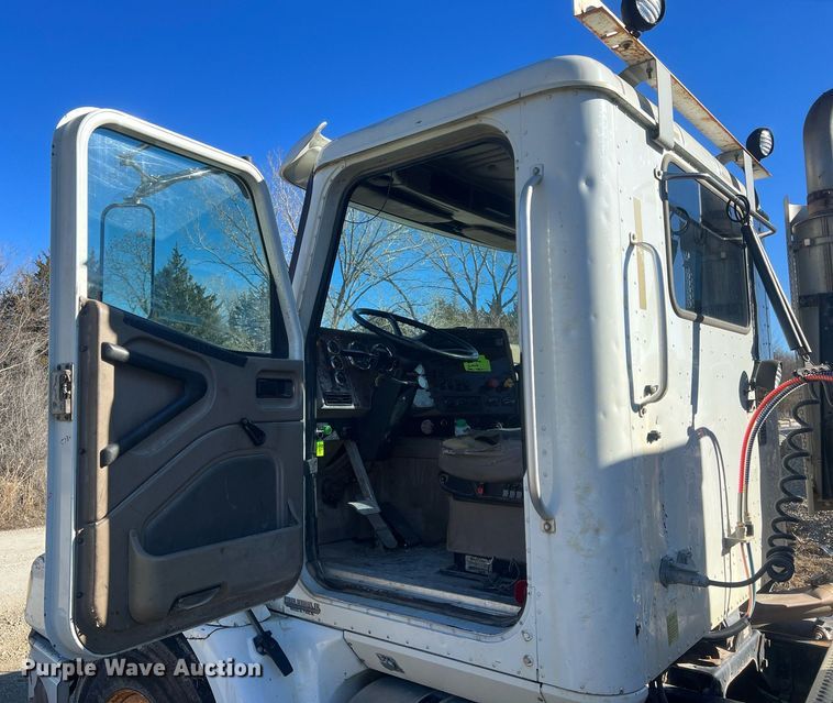 image for item NN9325 2007 International 9200i  semi truck