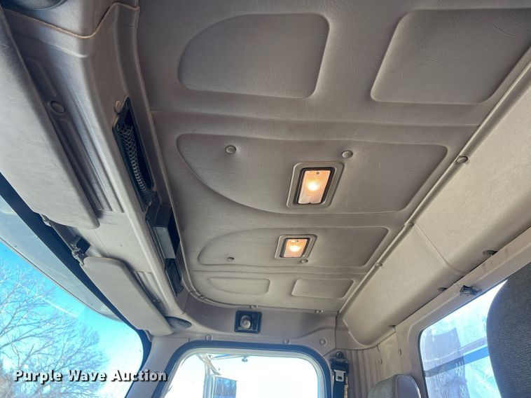 image for item NN9325 2007 International 9200i  semi truck