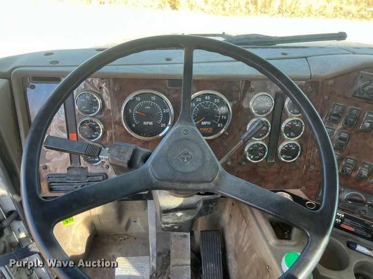 image for item NN9325 2007 International 9200i  semi truck