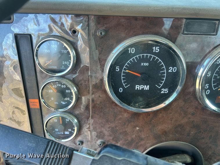 image for item NN9325 2007 International 9200i  semi truck