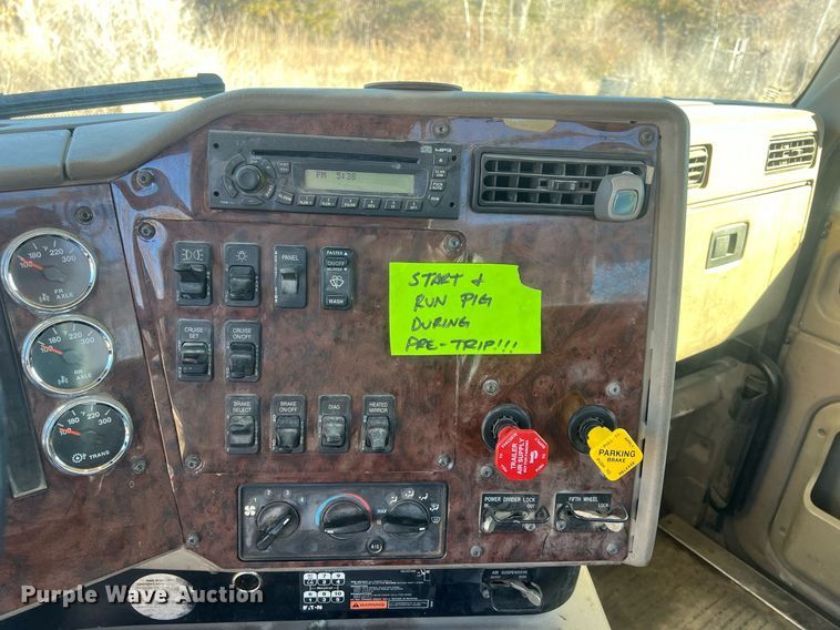 image for item NN9325 2007 International 9200i  semi truck