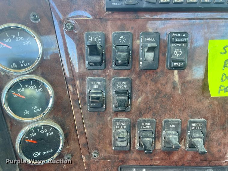 image for item NN9325 2007 International 9200i  semi truck