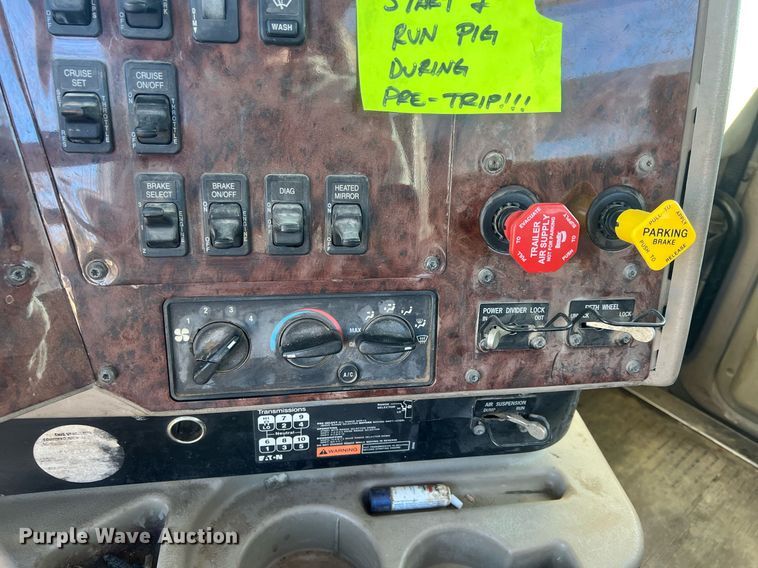 image for item NN9325 2007 International 9200i  semi truck