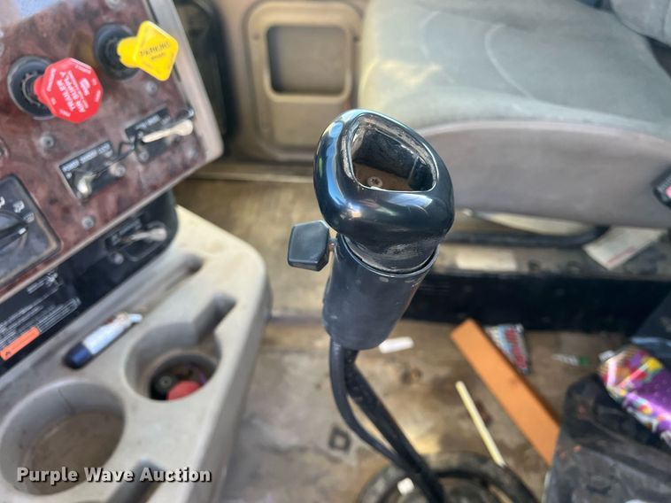 image for item NN9325 2007 International 9200i  semi truck