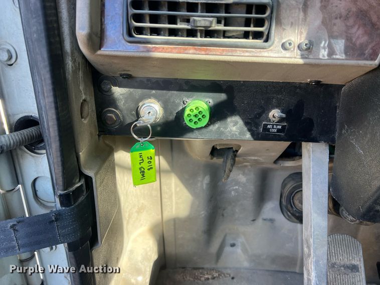 image for item NN9325 2007 International 9200i  semi truck