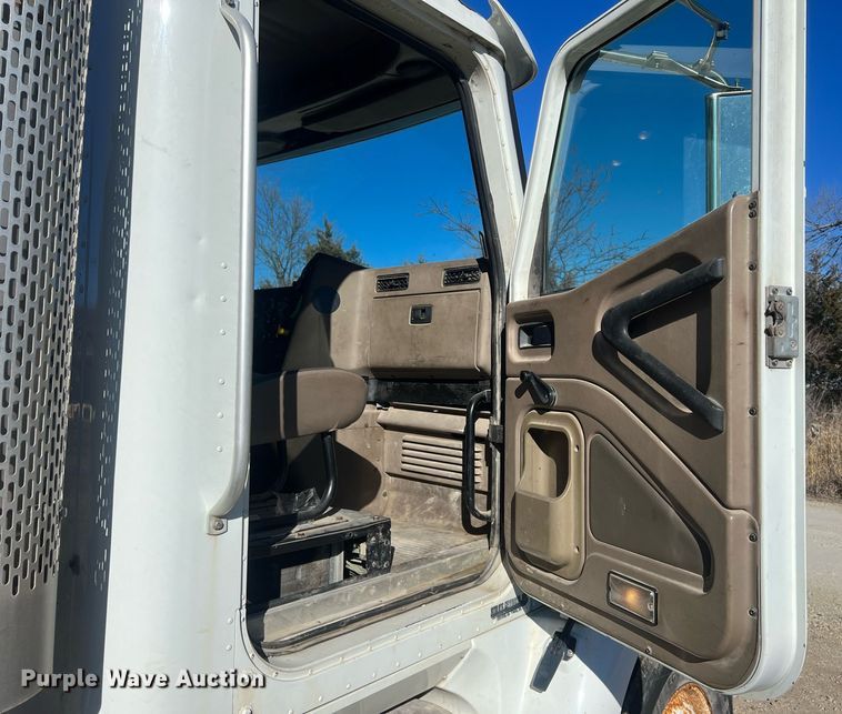 image for item NN9325 2007 International 9200i  semi truck