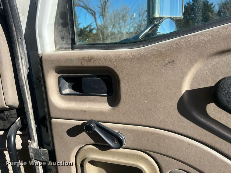 image for item NN9325 2007 International 9200i  semi truck