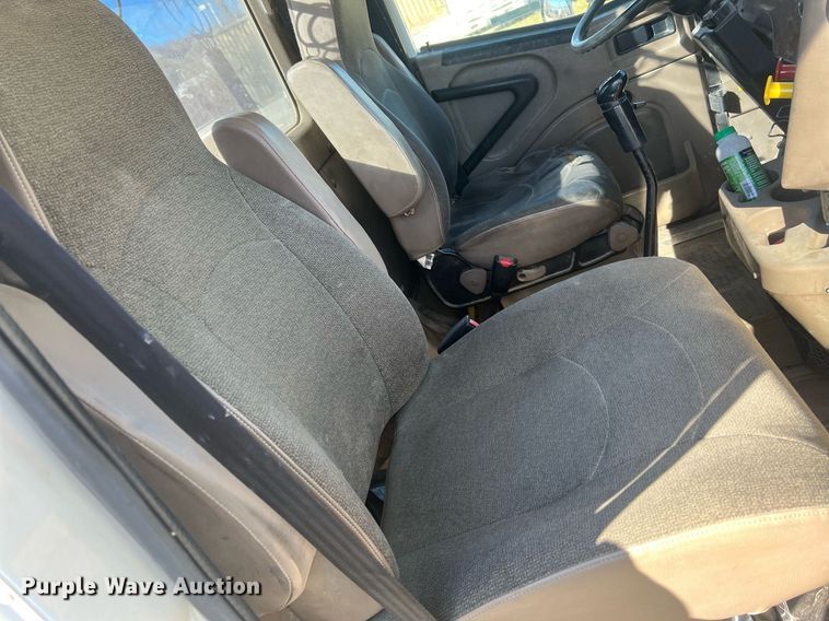 image for item NN9325 2007 International 9200i  semi truck