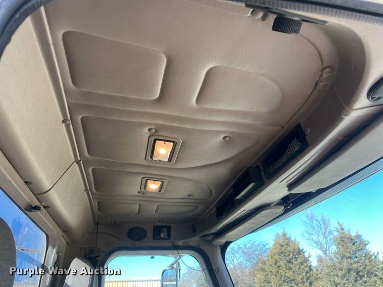 image for item NN9325 2007 International 9200i  semi truck