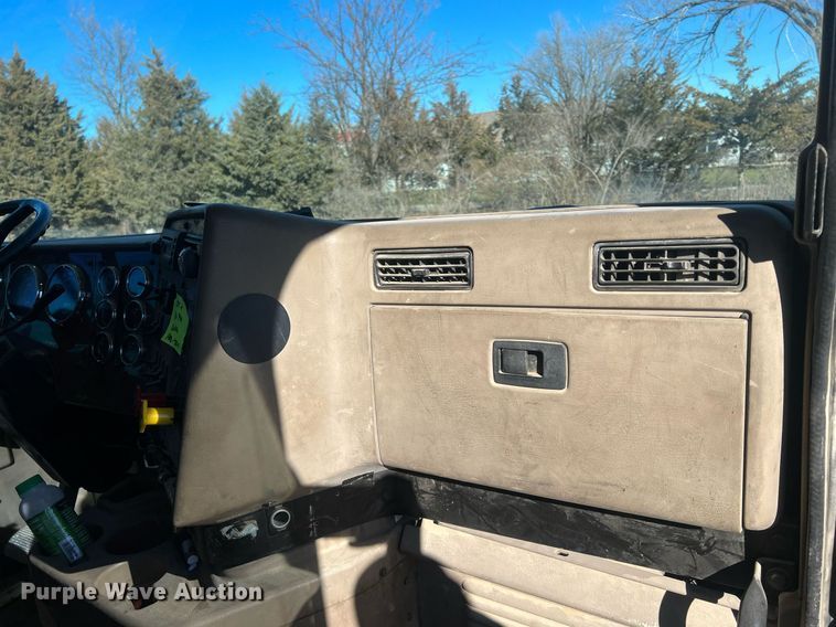 image for item NN9325 2007 International 9200i  semi truck