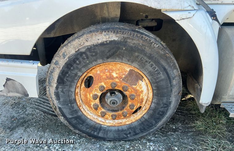 image for item NN9325 2007 International 9200i  semi truck