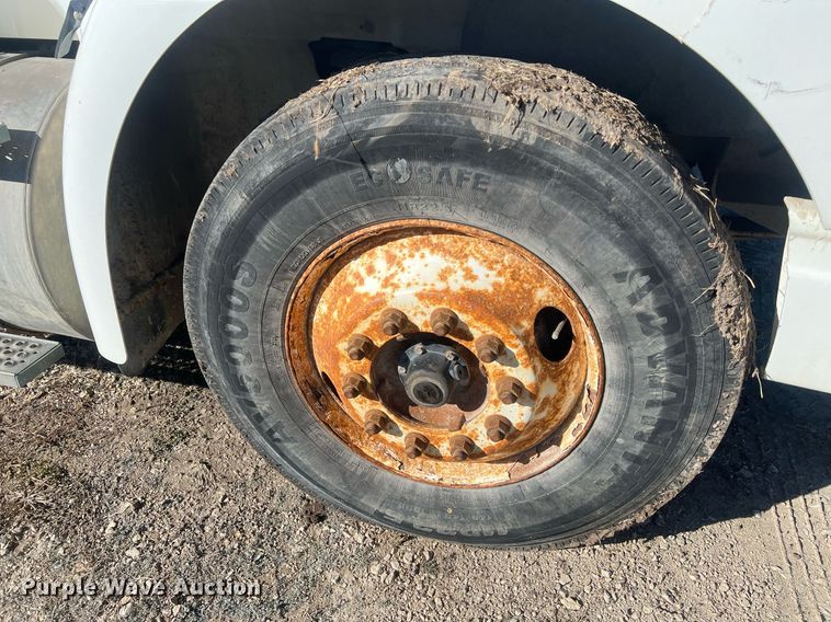 image for item NN9325 2007 International 9200i  semi truck