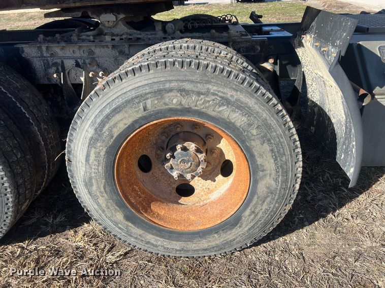 image for item NN9325 2007 International 9200i  semi truck