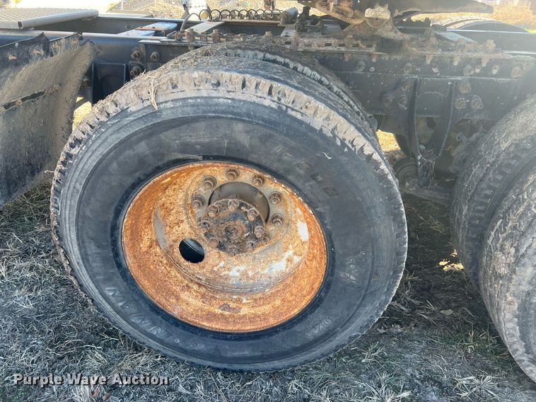 image for item NN9325 2007 International 9200i  semi truck