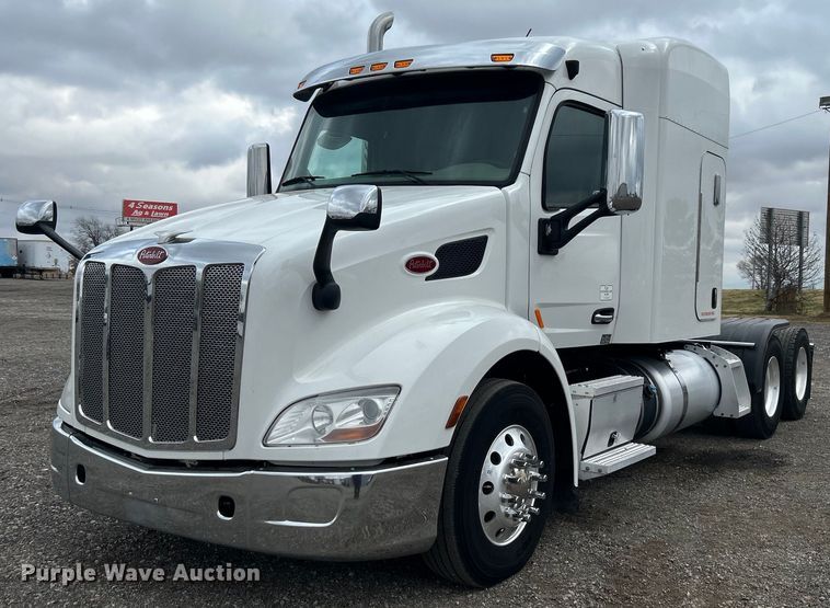 image for item OM9198 2019 Peterbilt 579  semi truck