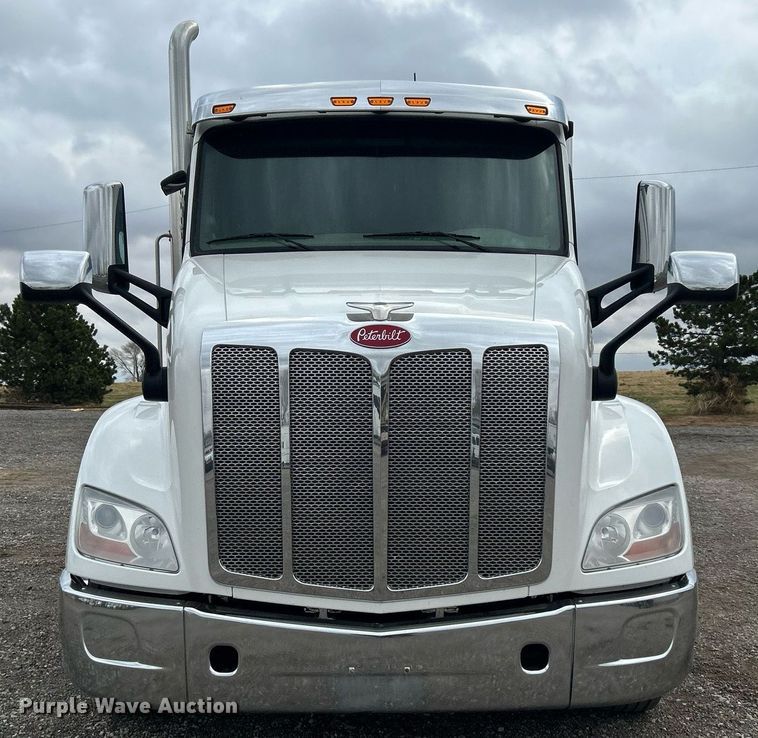 image for item OM9198 2019 Peterbilt 579  semi truck