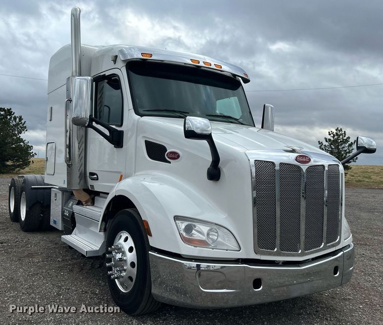 image for item OM9198 2019 Peterbilt 579  semi truck