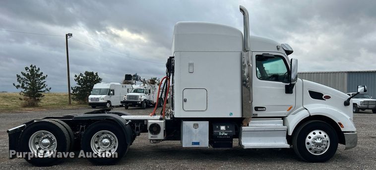 image for item OM9198 2019 Peterbilt 579  semi truck