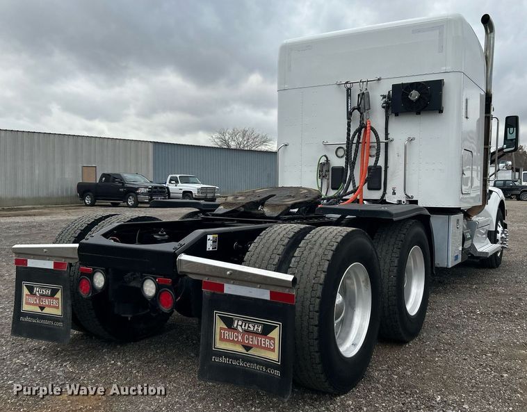 image for item OM9198 2019 Peterbilt 579  semi truck