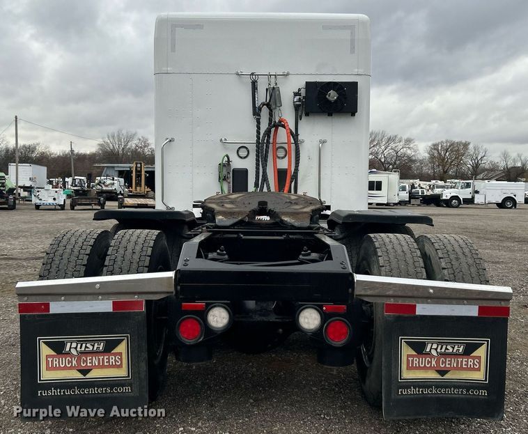 image for item OM9198 2019 Peterbilt 579  semi truck