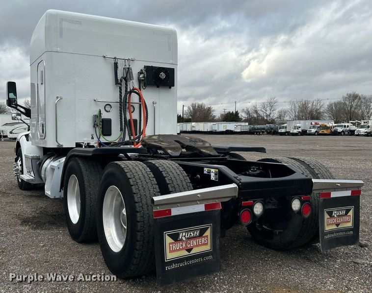 image for item OM9198 2019 Peterbilt 579  semi truck