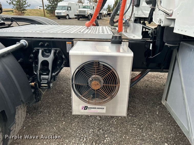 image for item OM9198 2019 Peterbilt 579  semi truck