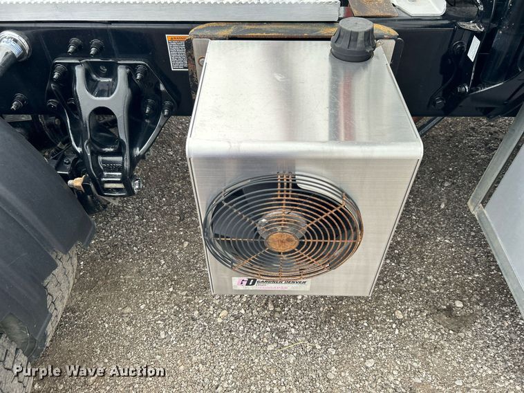 image for item OM9198 2019 Peterbilt 579  semi truck