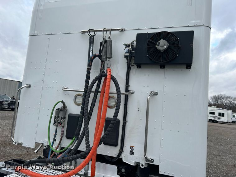 image for item OM9198 2019 Peterbilt 579  semi truck