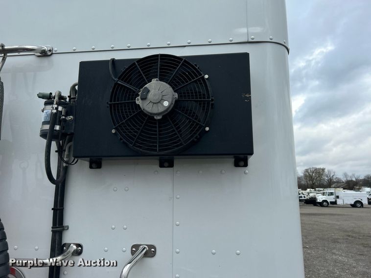 image for item OM9198 2019 Peterbilt 579  semi truck