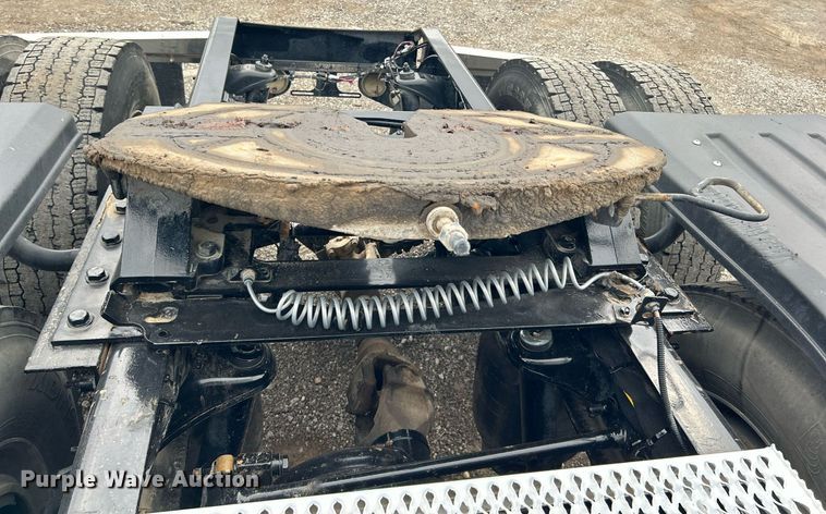 image for item OM9198 2019 Peterbilt 579  semi truck