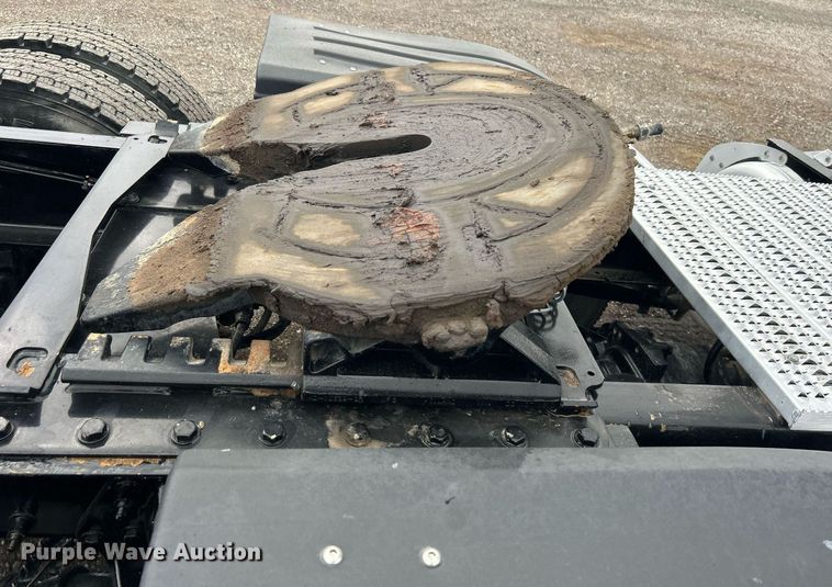 image for item OM9198 2019 Peterbilt 579  semi truck