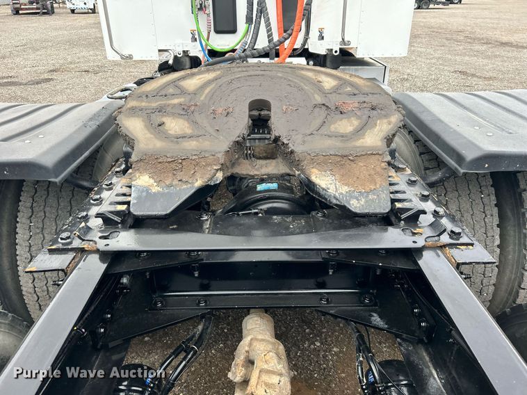 image for item OM9198 2019 Peterbilt 579  semi truck