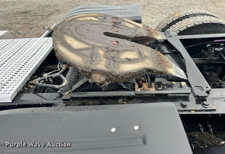 image for item OM9198 2019 Peterbilt 579  semi truck