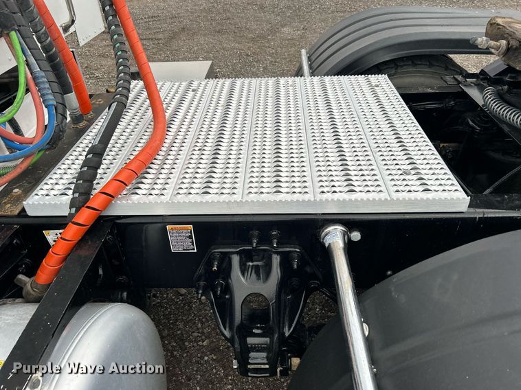 image for item OM9198 2019 Peterbilt 579  semi truck