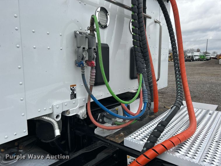 image for item OM9198 2019 Peterbilt 579  semi truck