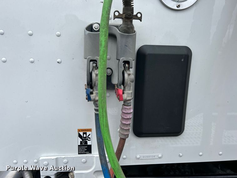 image for item OM9198 2019 Peterbilt 579  semi truck