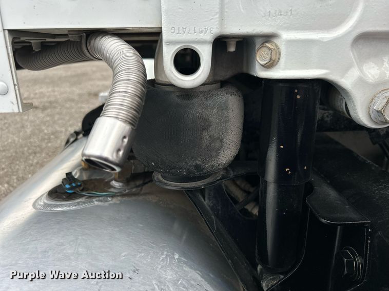 image for item OM9198 2019 Peterbilt 579  semi truck