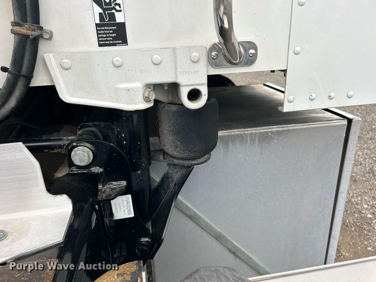 image for item OM9198 2019 Peterbilt 579  semi truck