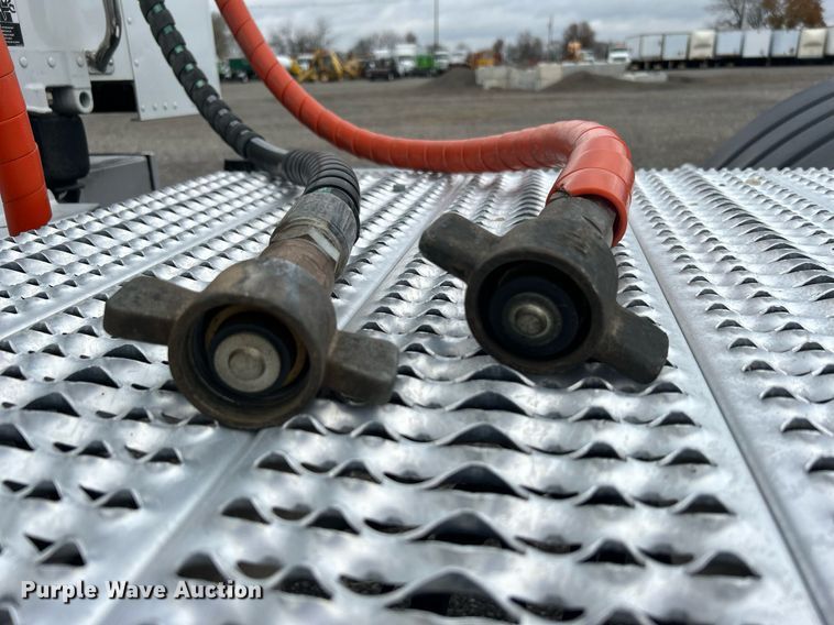 image for item OM9198 2019 Peterbilt 579  semi truck