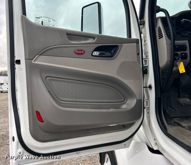 image for item OM9198 2019 Peterbilt 579  semi truck